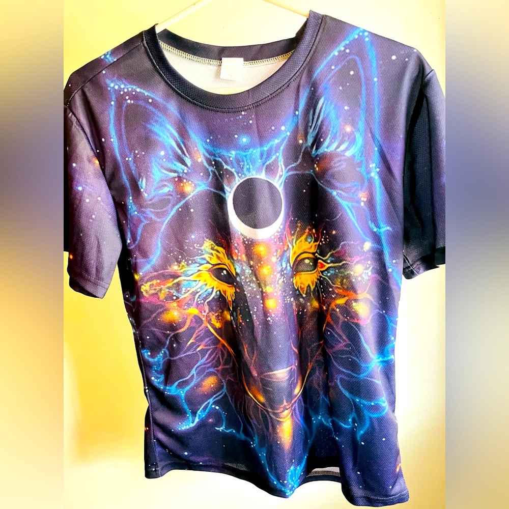 Galaxy Wolf Graphic T shirt - size Medium - new and never worn